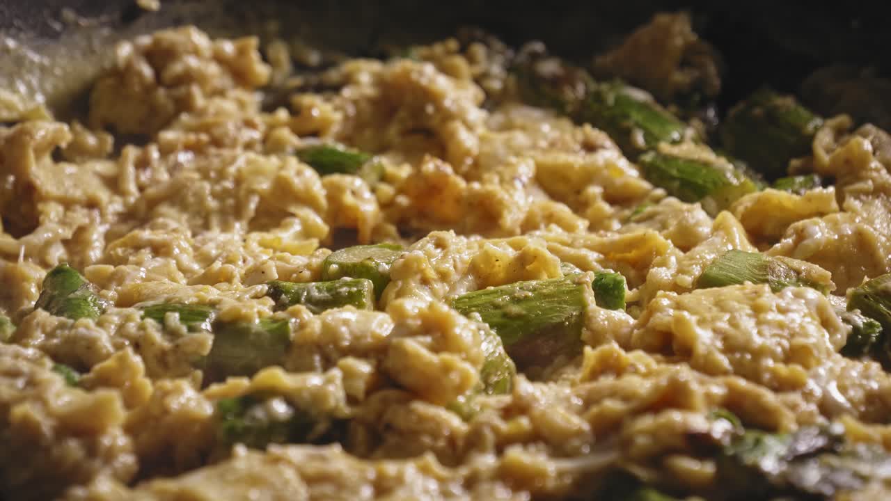 huevos recién cocidos con espárragos para la cena