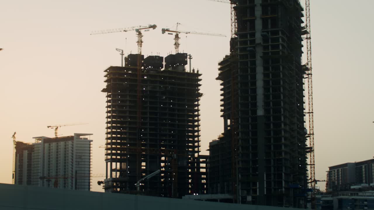 construcción de rascacielos bajo el atardecer