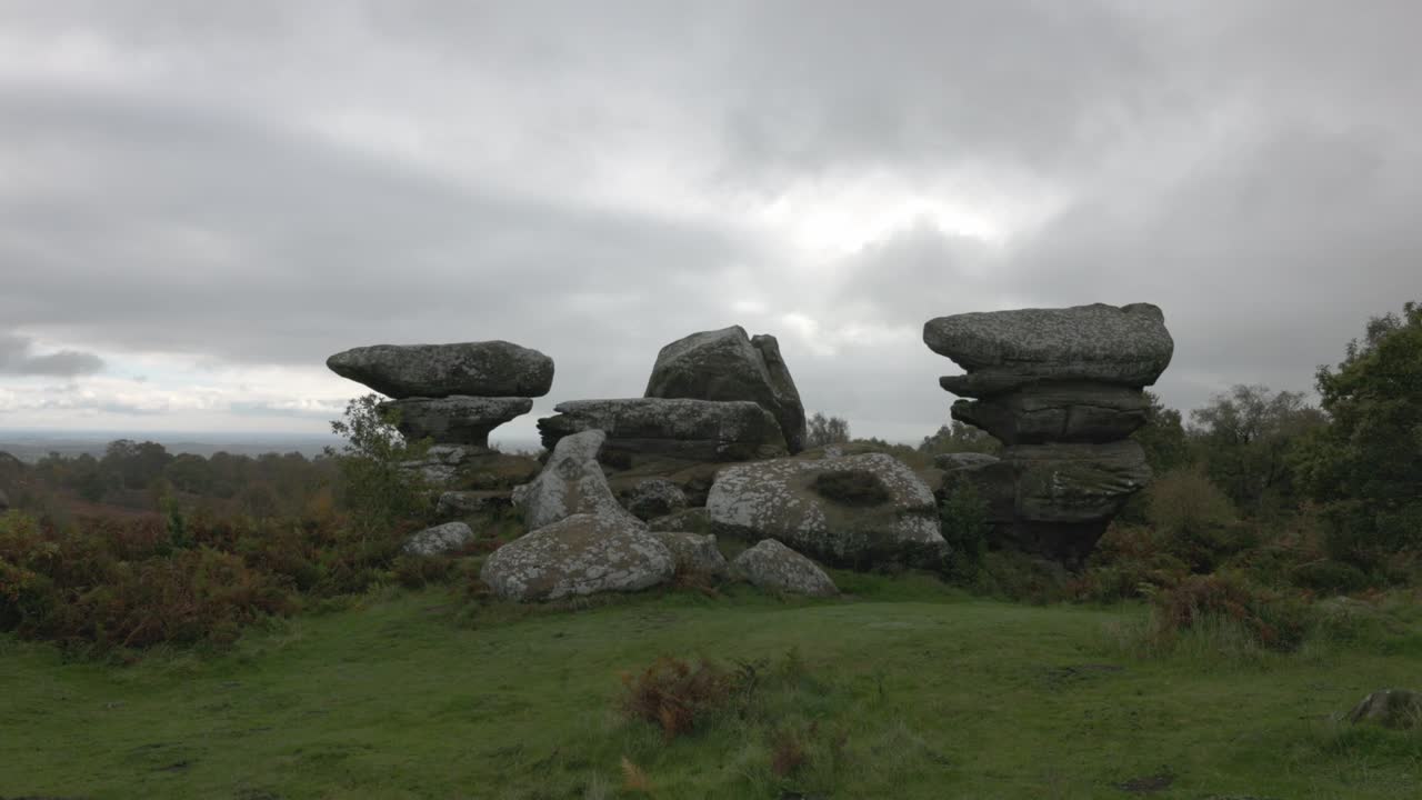 Perfekt balanserte fjellformasjoner ved Brimham Rocks i Yorkshire.
