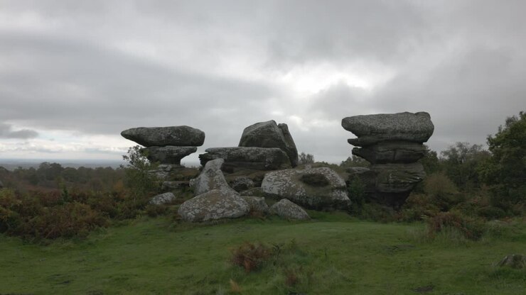 Perfekt balancerede klippeformationer ved Brimham Rocks i Yorkshire