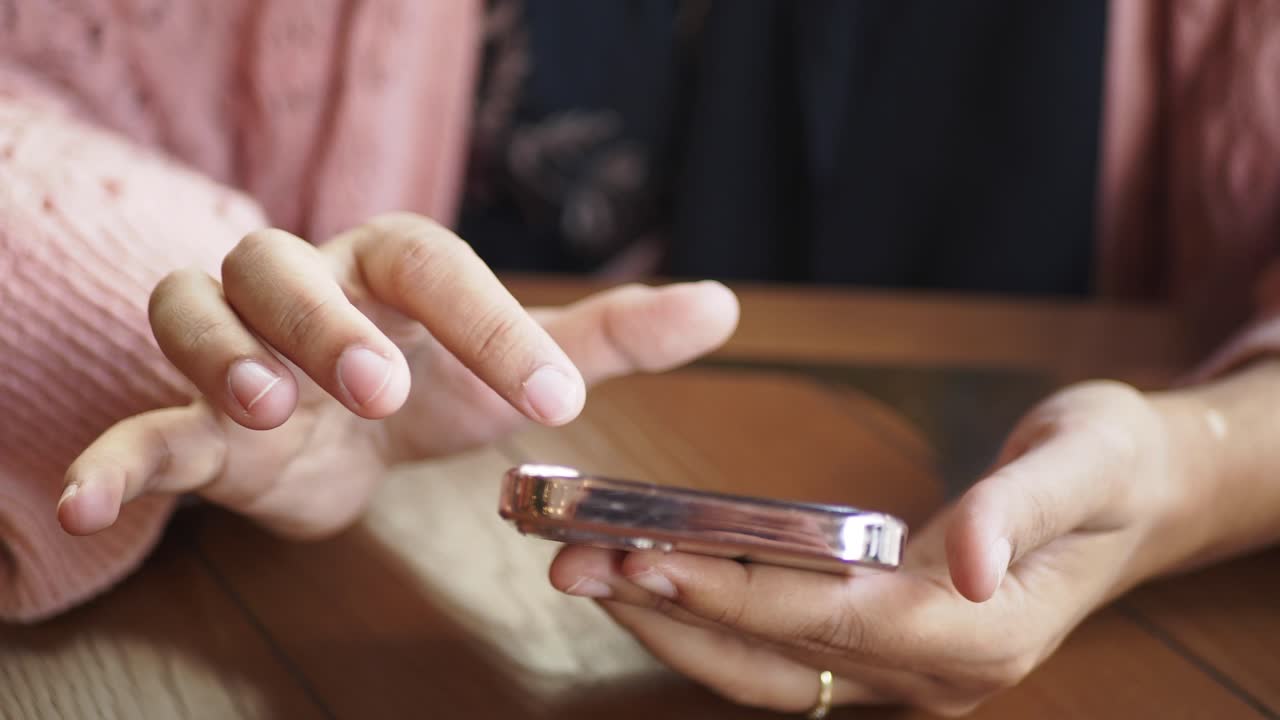 mujer usando un teléfono inteligente en una cafetería