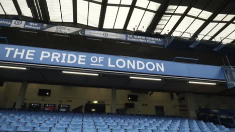 dentro del estadio de fútbol de chelsea