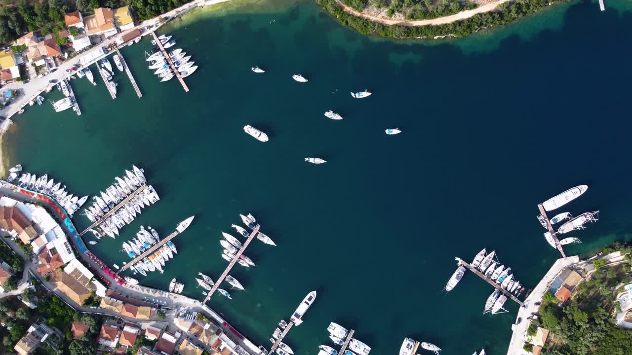 Vista dall'alto della graziosa Baia di Sivota, Lefkada, destinazione velistica, Grecia.