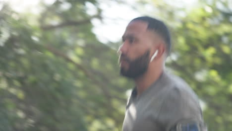 hombre, corriendo rápido y auriculares en el parque