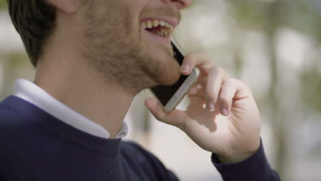 hombre con barba feliz hablando por teléfono móvil