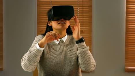 ejecutiva de negocios con anteojos virtuales