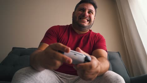 chico luchando por perder jugando videojuegos en cámara lenta