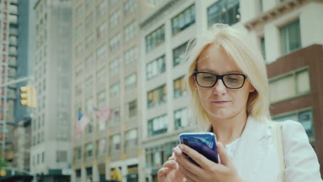 Attractive-Woman-Using-Smartphone-In-Downtown-New-York