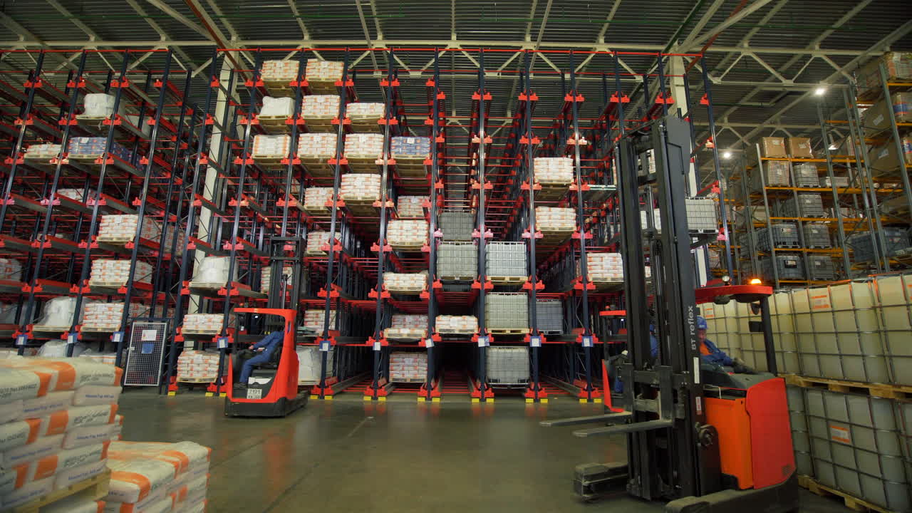 interior del almacén con carretillas elevadoras y estantes de almacenamiento