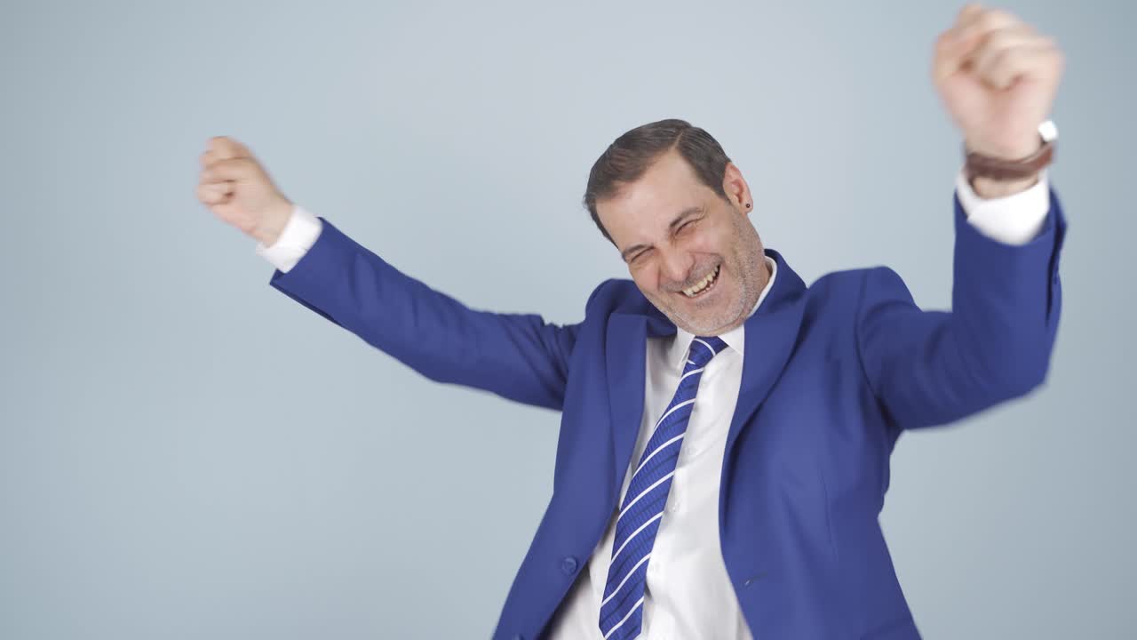 Uomo d'affari che balla verso la telecamera