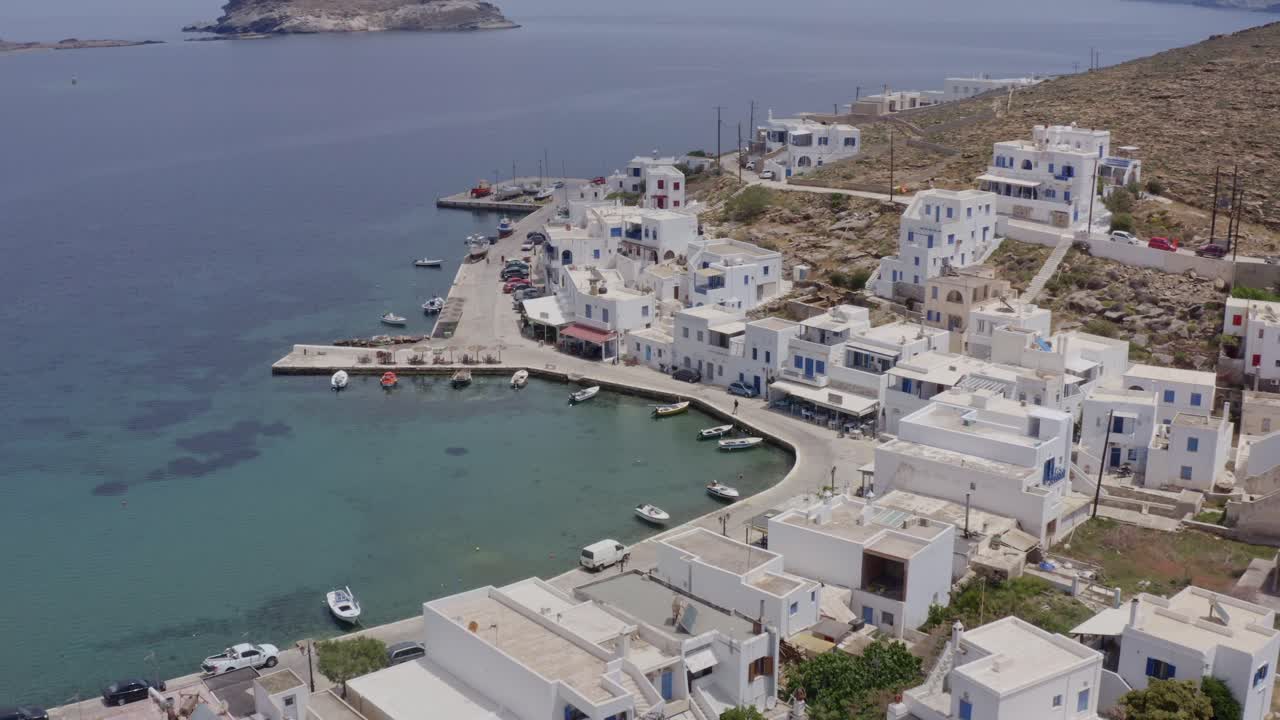 antena - descripción general del pueblo de panormos de la isla de tinos, grecia