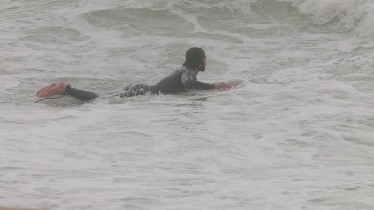 un hombre surfeando en una ola