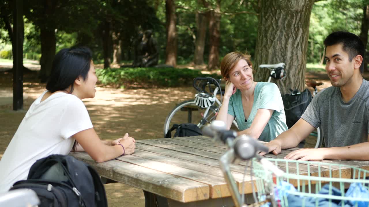 personas felices y bienestar mental