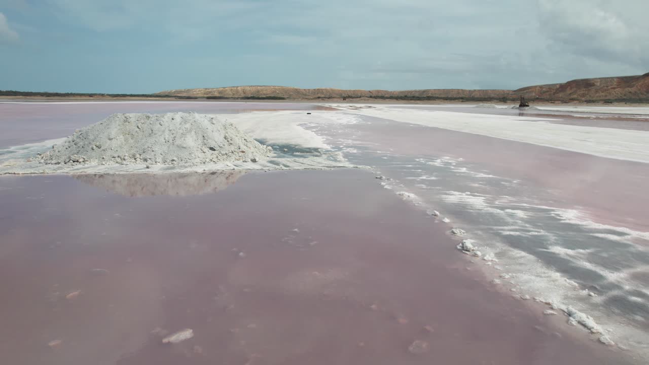 Luftfoto av rosa saltpanner og salthauger i Araya, Venezuela