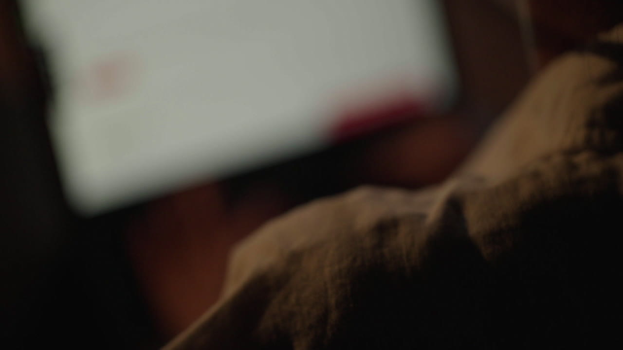 밤에 태블릿을 사용하는 사람