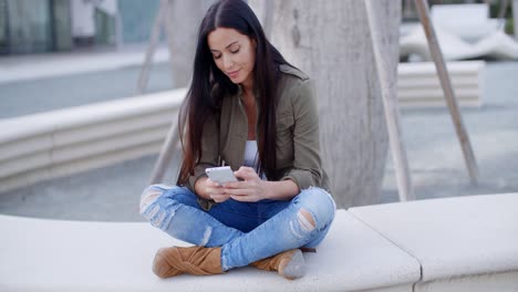 mujer joven casual en vaqueros de diseño de moda