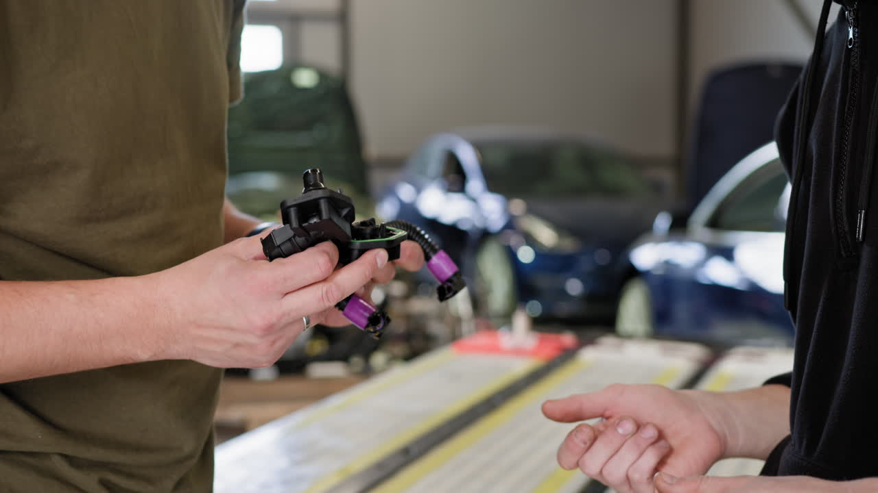 mecánico de automóviles inspeccionando una parte del vehículo