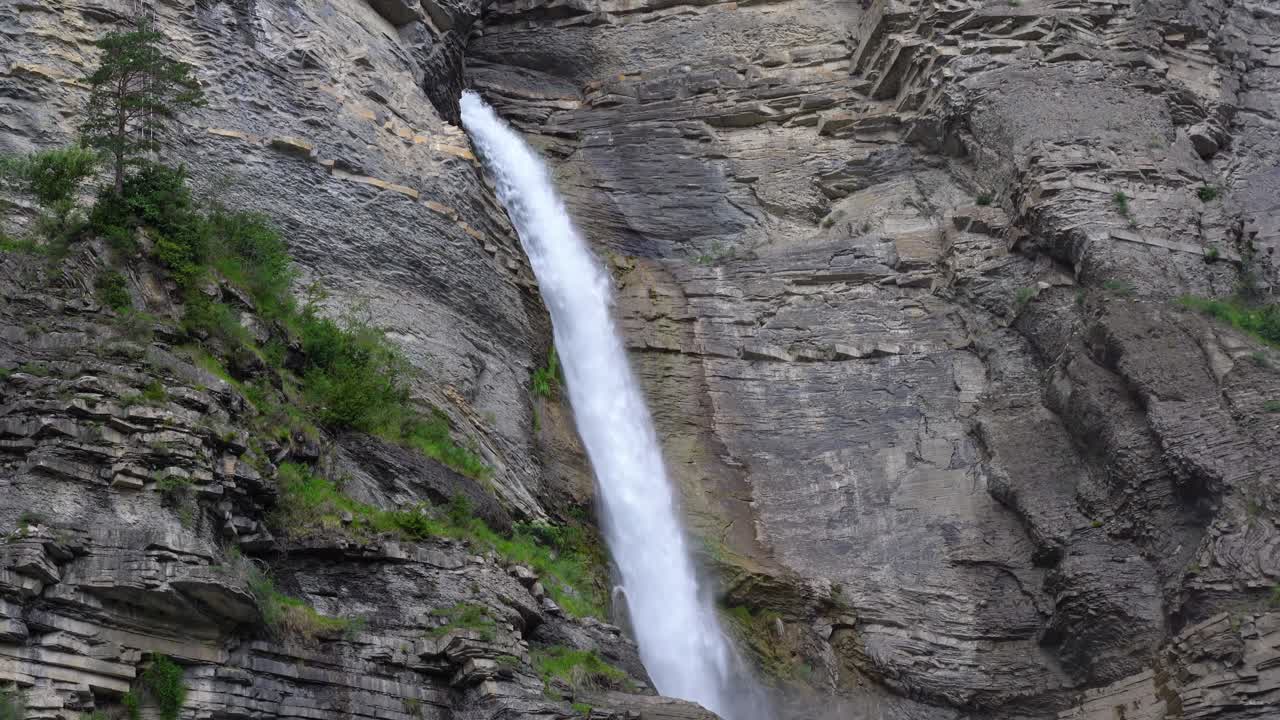 cascada de sorrosal en el acantilado durante el día