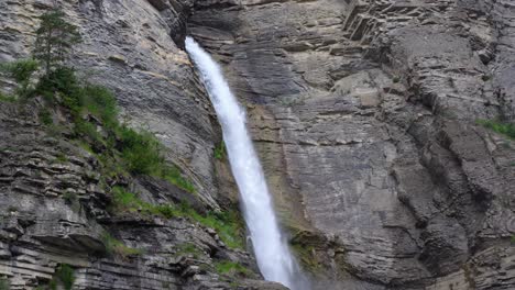 cascada de sorrosal en el acantilado durante el día