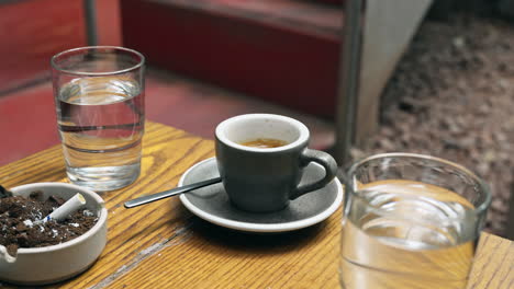 closeup shot on expresso coffee in black and white ceramic cup on the table