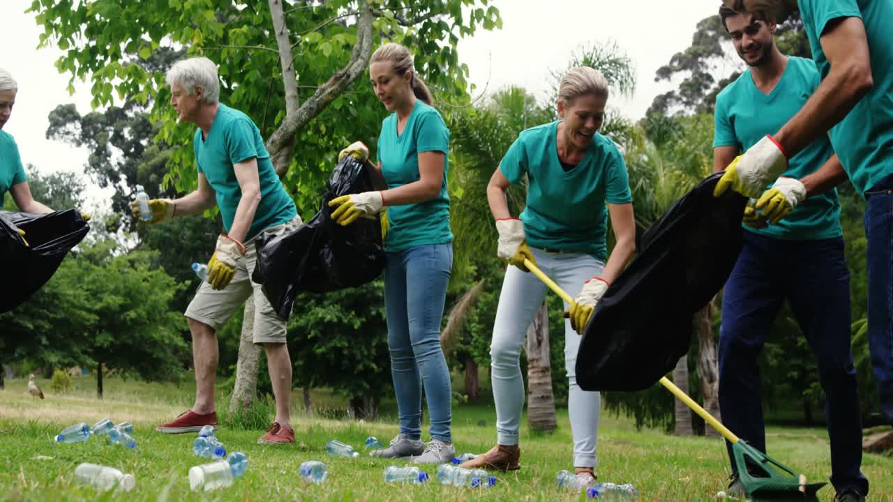 familia recogiendo basura en el parque