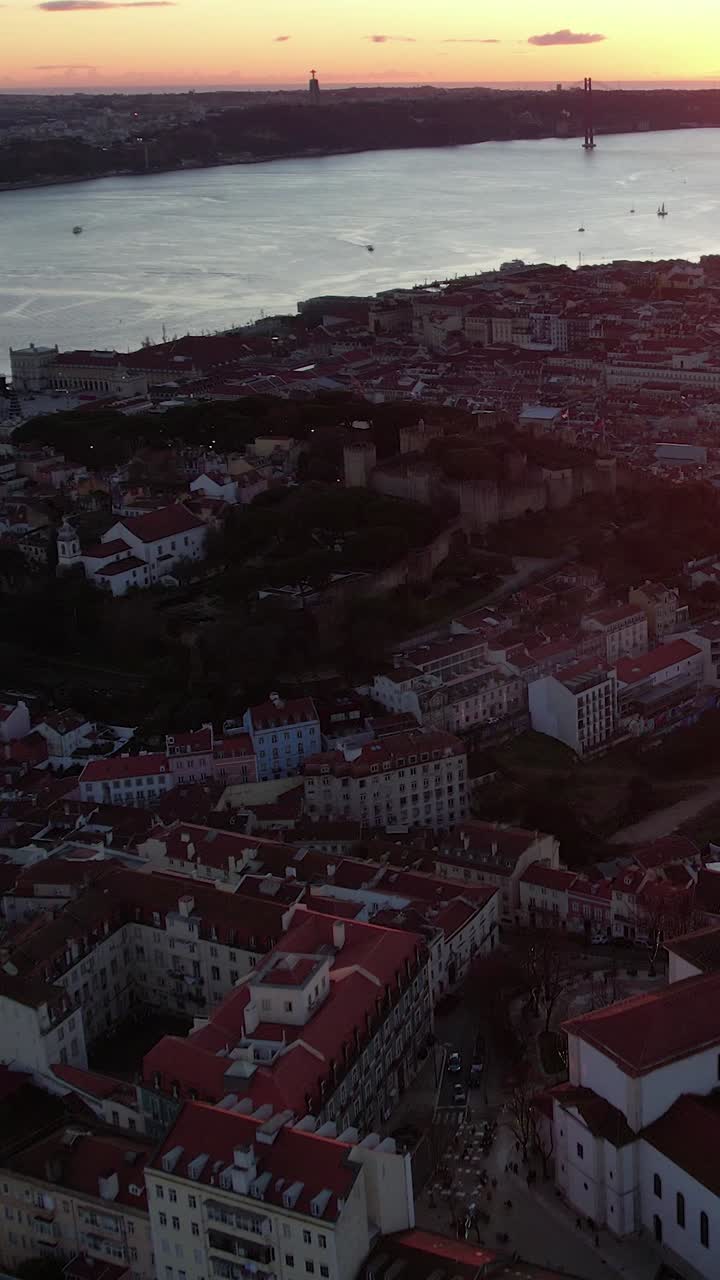 Vista aerea del centro di Lisbona al tramonto - Filmato verticale realizzato con drone