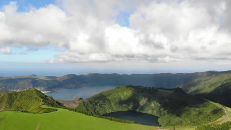 Malerische-Aussicht-Von-Boca-Do-Inferno-Zur-Lagune-Sete-Cidades-Auf-Den-Azoren,-Portugal---Luftbild