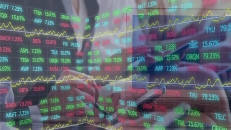 Animación-Del-Procesamiento-De-Datos-Del-Mercado-De-Valores-Sobre-La-Sección-Media-De-Empresarios-Que-Utilizan-Dispositivos-Electrónicos.