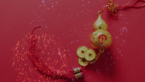 animación de luces brillantes sobre decoraciones tradicionales chinas en fondo rojo.