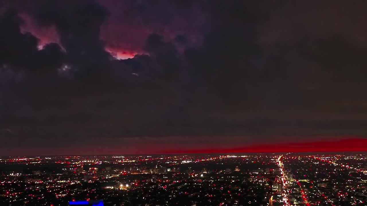 Tramonto sulla città di Miami con edifici e luci che brillano intensamente