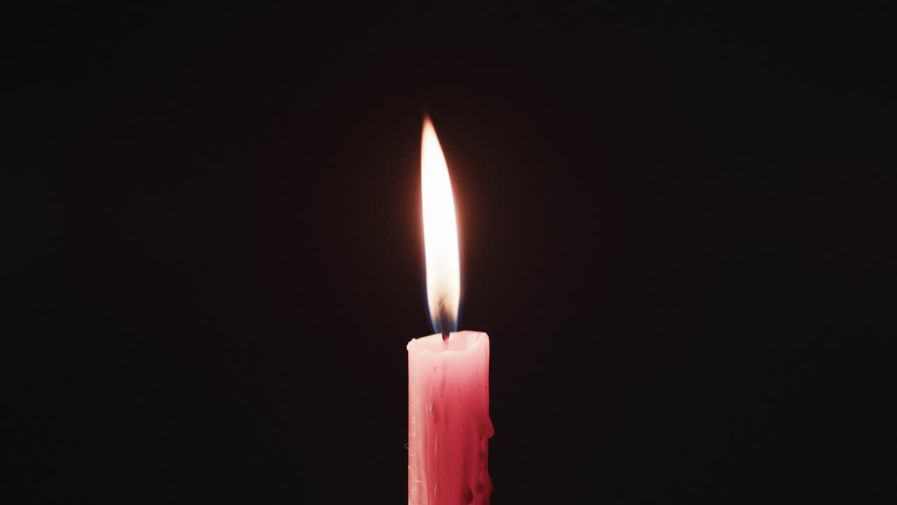 видео красной свечи с белым пламенем и копированием пространства на черном фоне