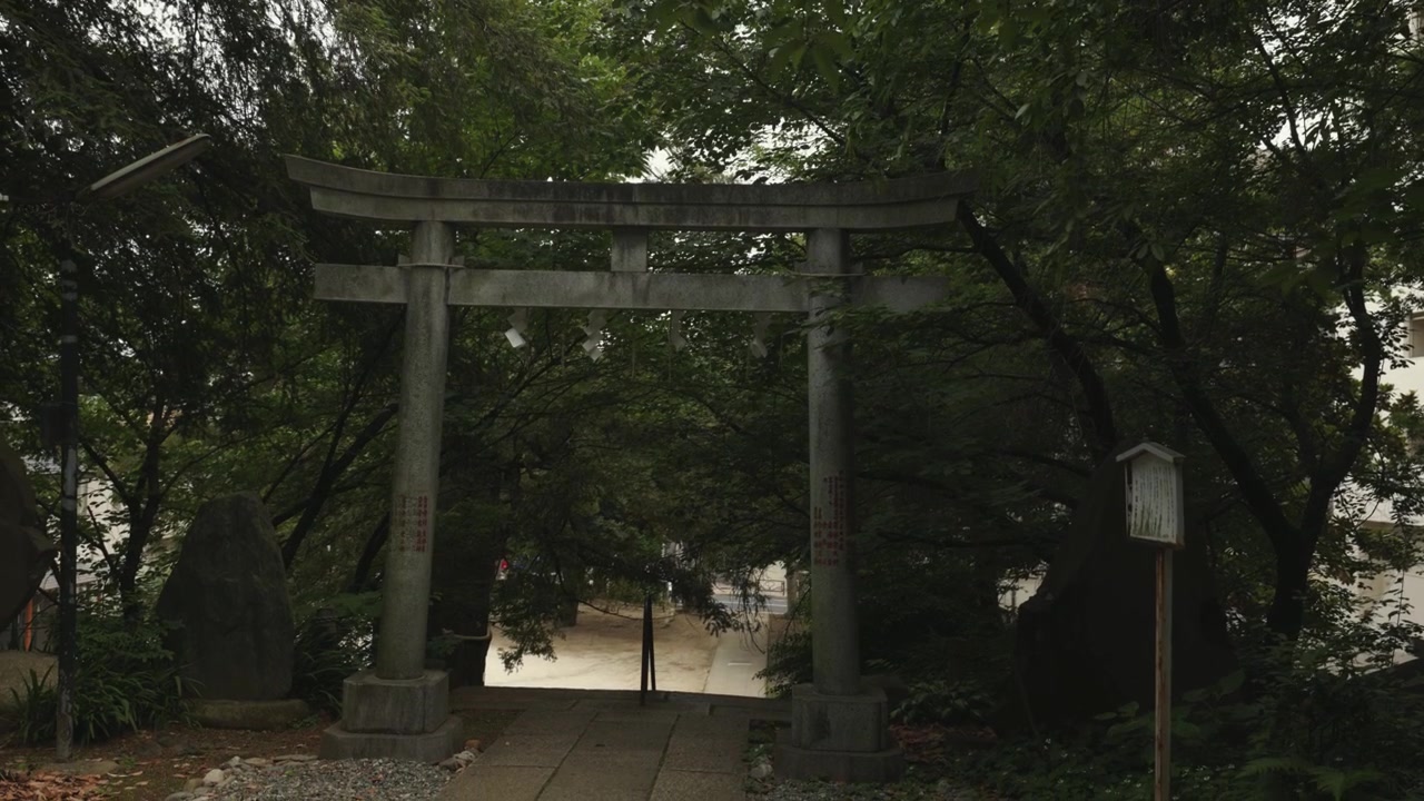Torii foran trapper på et tomt sted i Japan