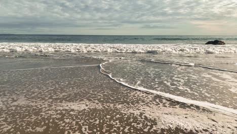 Hermosas-Olas-Del-Océano-Pacífico-Rodando-Hacia-La-Costa-Sobre-Rocas