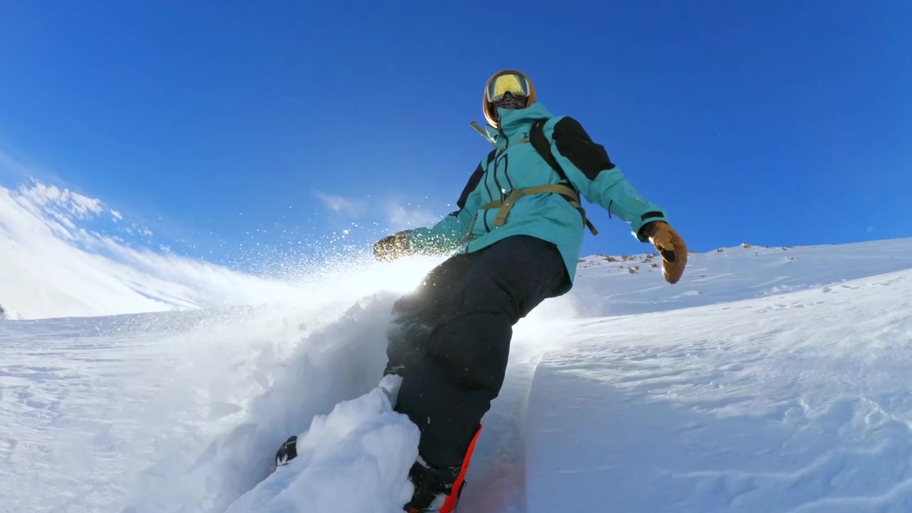 Snowboarder professionista del backcountry del Colorado POV selfie GoPro snowboard surf mount curve nella neve fresca Breckenridge Aspen Loveland Vail Pass terreno ripido da valanga neve fresca inverno soleggiato cielo azzurro