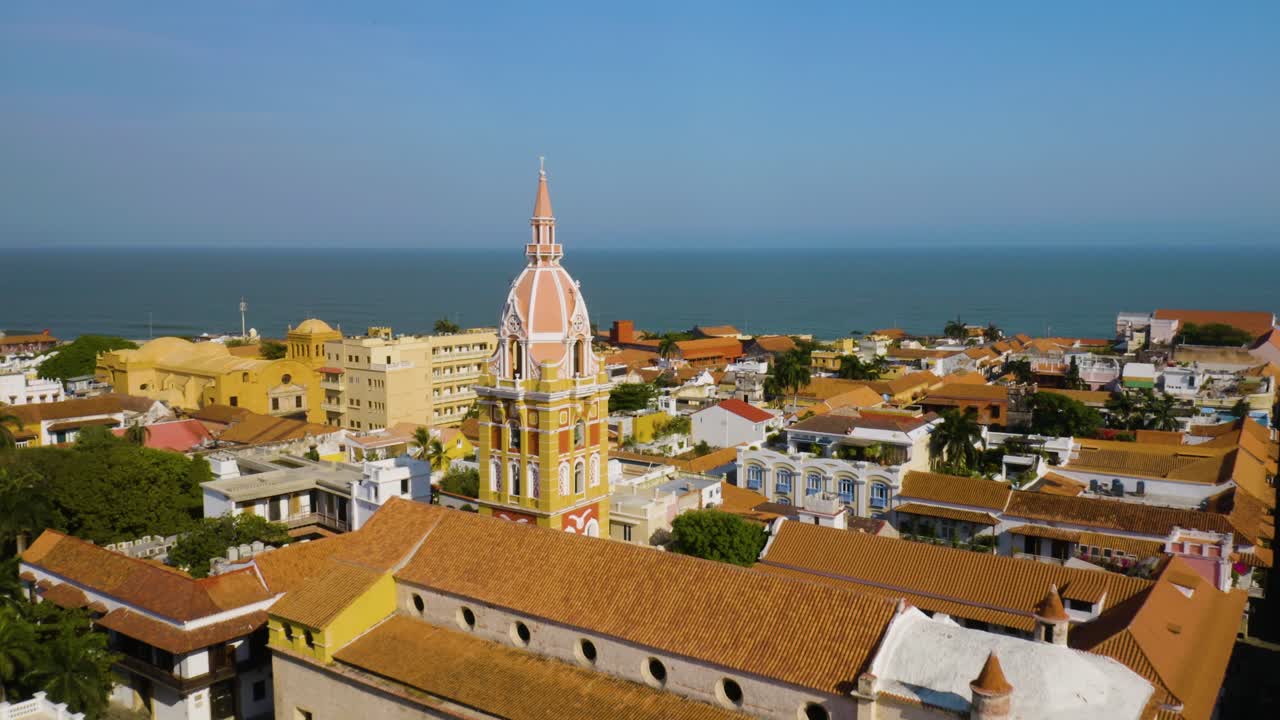 Vista Aérea da Catedral de Cartagena com a Cidade e a Praia ao Fundo