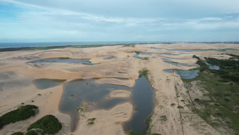 Adelante-Viajando-Con-Drones-En-Medio-De-Dunas-Y-Lagunas-En-El-Noreste-De-Brasil,-Luz-Mágica-Del-Atardecer,-Textura-Suave