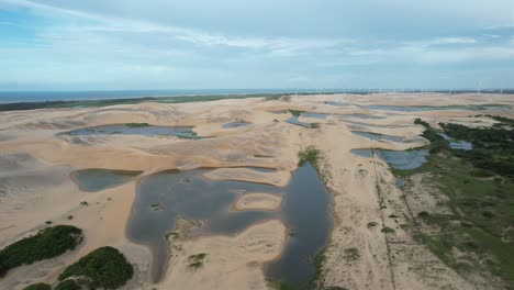 adelante viajando con drones en medio de dunas y lagunas en el noreste de brasil, luz mágica del atardecer, textura suave