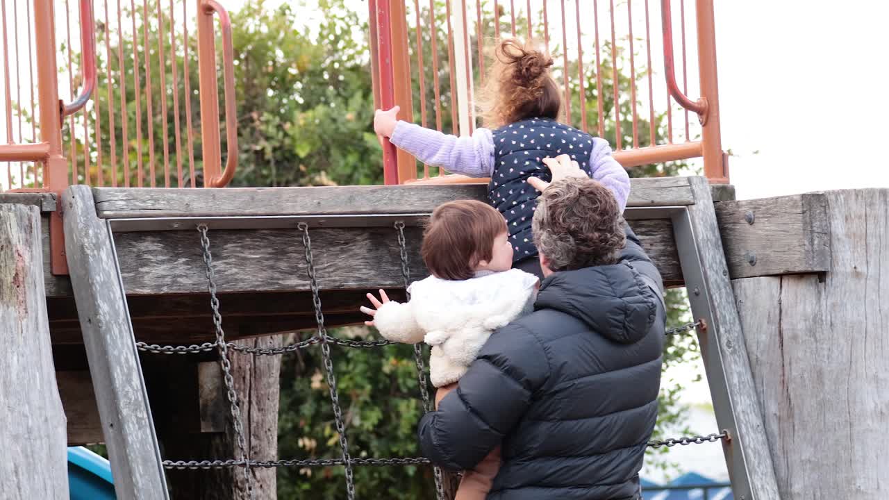 그레이트 오션 로드 (great ocean road) 에서 계단을 올라가는 가족