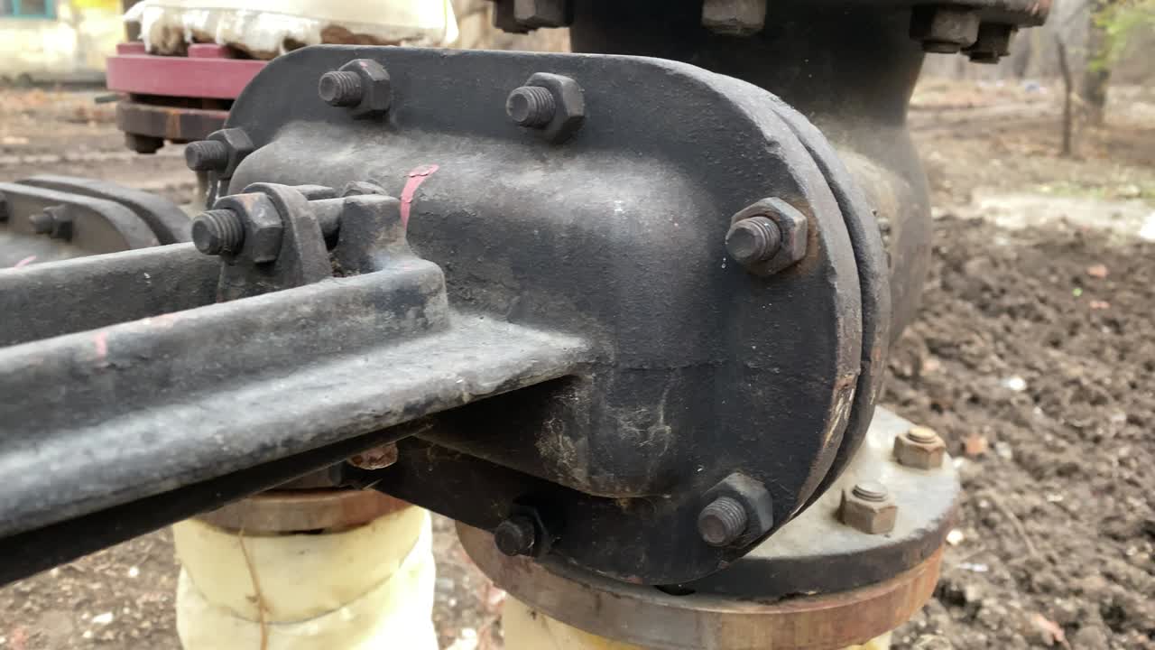 외부에 설치된 큰 브를 가진 금속 물 파이프.