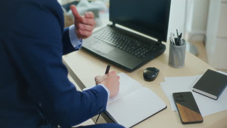un hombre de negocios escribe un informe financiero.