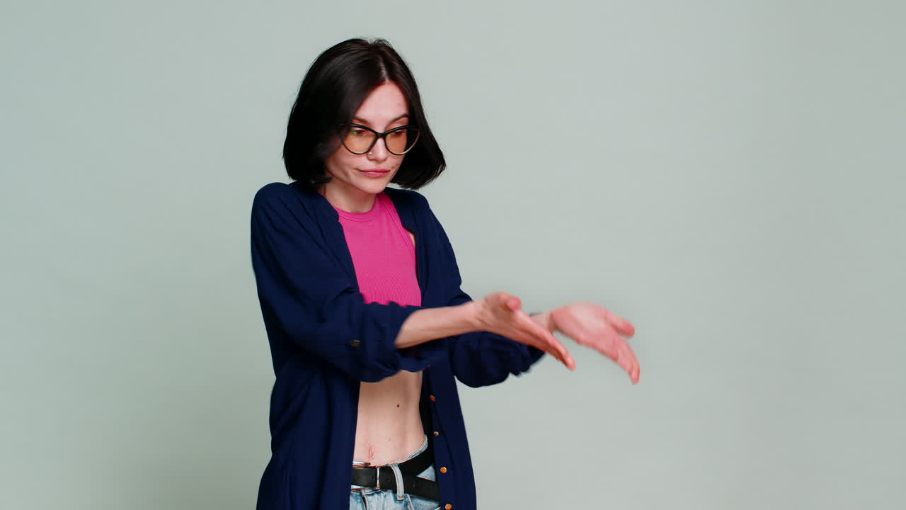 mujer levantando las manos preguntando qué por qué razón del fracaso anti lifehacks ridiculiza incredulidad irritación