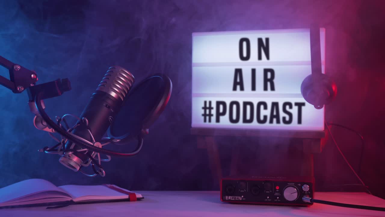 Impostazione dello studio di podcast con microfono e segnaletica on-air