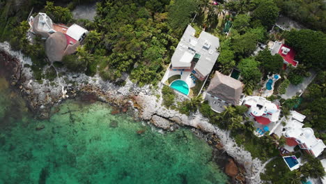 Drohnenflug-über-Wohntourismus-Hotspot-In-Mexiko-Am-Strand