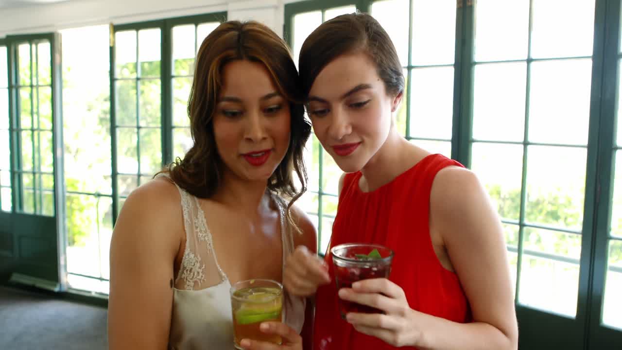 amigos felices tomando selfies con el teléfono móvil 4k