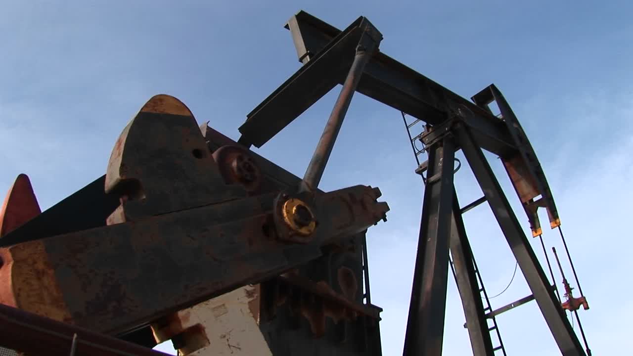 primer plano de una bomba de aceite girando en el desierto de nuevo méxico