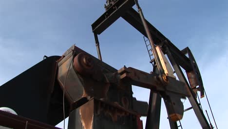 primer plano de una bomba de aceite girando en el desierto de nuevo méxico