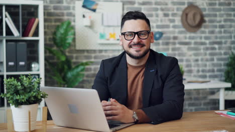 hombre de negocios en su escritorio