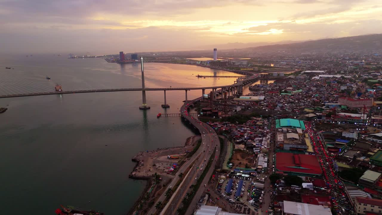 Vista aerea del ponte CCLEX al tramonto, Cebu, Filippine. Infrastruttura moderna che collega Cebu City e Cordova attraverso il mare. Splendido punto di riferimento ingegneristico e vista del paesaggio urbano.
