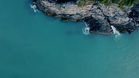 Blick-Aus-Der-Vogelperspektive-Auf-Offenes-Wasser,-Das-Sich-In-Eine-Felsige-Küste-Von-Maine-Verwandelt