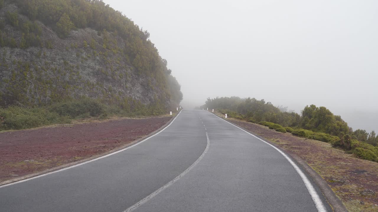 겨울 동안 마데라 섬의 산에서 조각 된 도로의 풍경, 도로의 한 부분을 는 안개